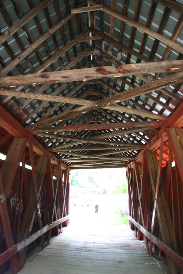 ../pictures/Campbell_covered_bridge8.jpg