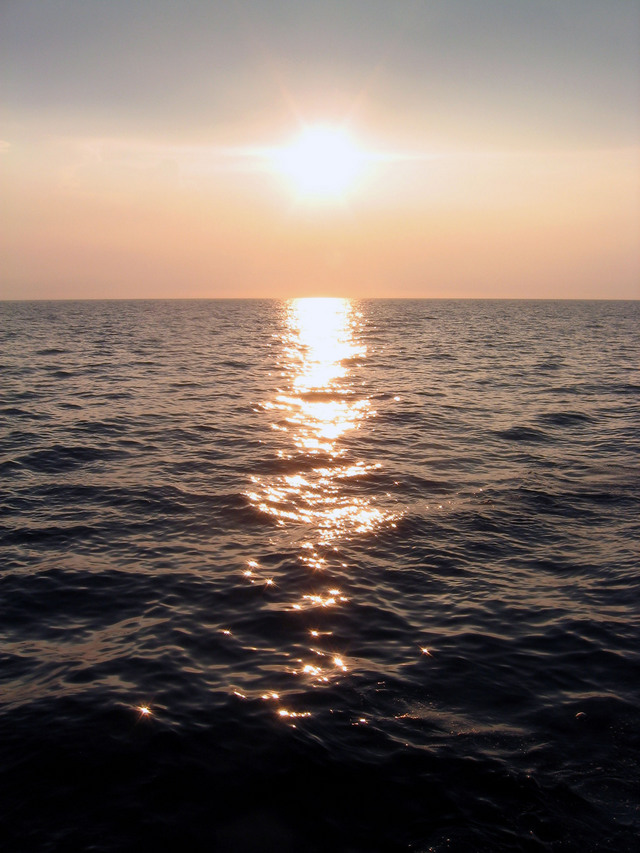 ../pictures/sunset_on_the_water2.jpg