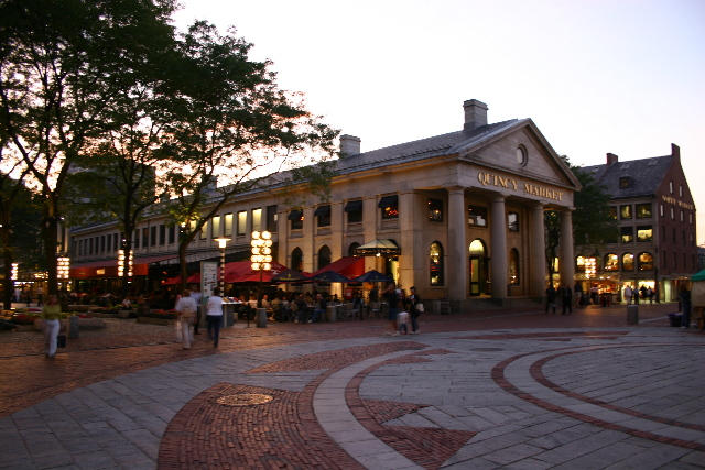 ../pictures/Quincy_market_by_night1.jpg