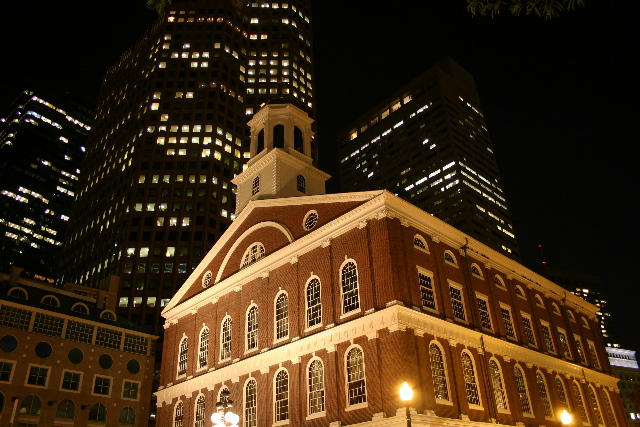 ../pictures/Quincy_market_by_night13.jpg