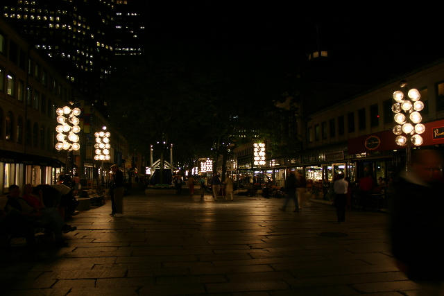 ../pictures/Quincy_market_by_night3.jpg