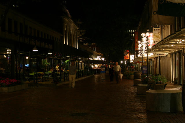 ../pictures/Quincy_market_by_night7.jpg