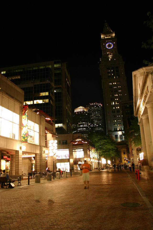 ../pictures/Quincy_market_by_night8.jpg