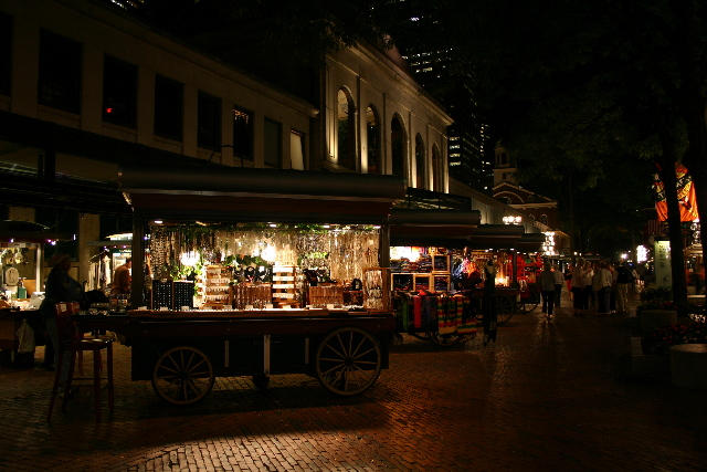 ../pictures/Quincy_market_by_night9.jpg