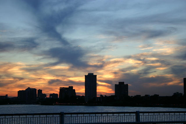 ../pictures/Night_shts_on_Charles_River9.jpg