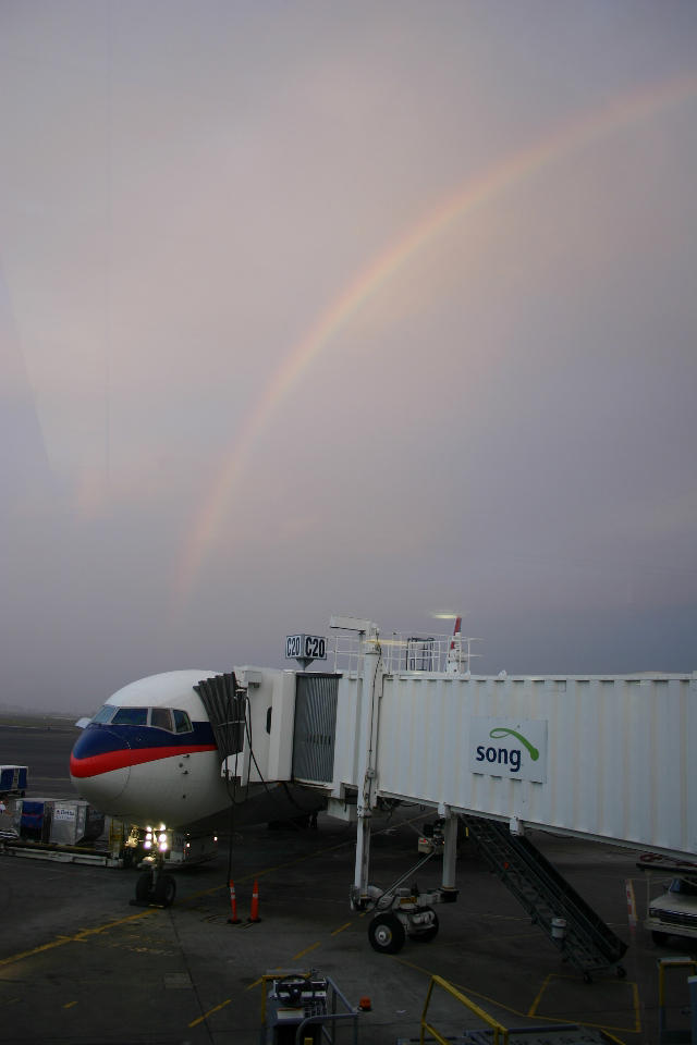 ../pictures/Rainbow_in_the_airport.jpg