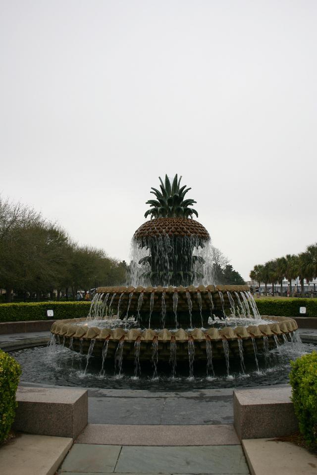 ../pictures/Pineapple_water_fountain2.jpg