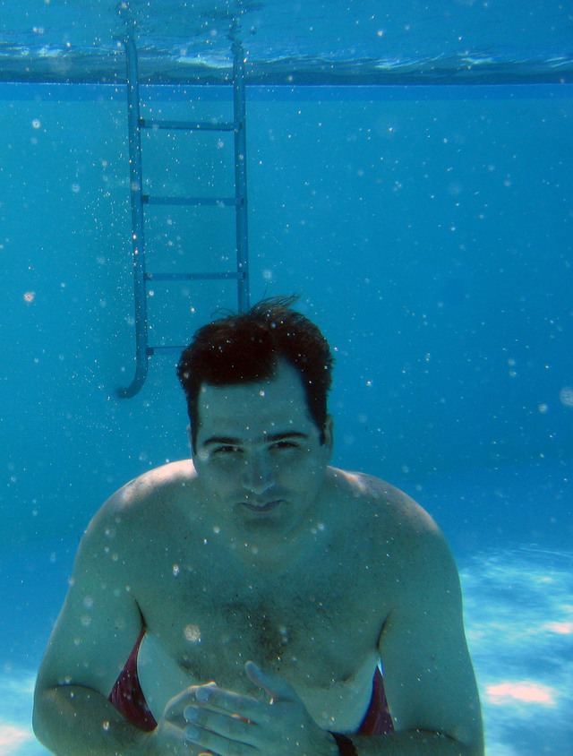 ../pictures/fun_in_the_pool4.jpg