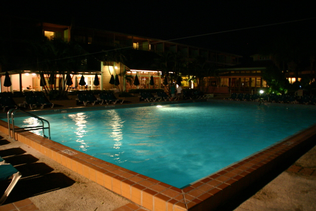 ../pictures/pool_by_night1.jpg