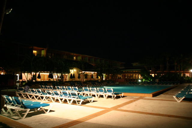 ../pictures/pool_by_night2.jpg