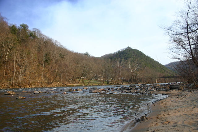 ../pictures/French_broad_river_views1.jpg
