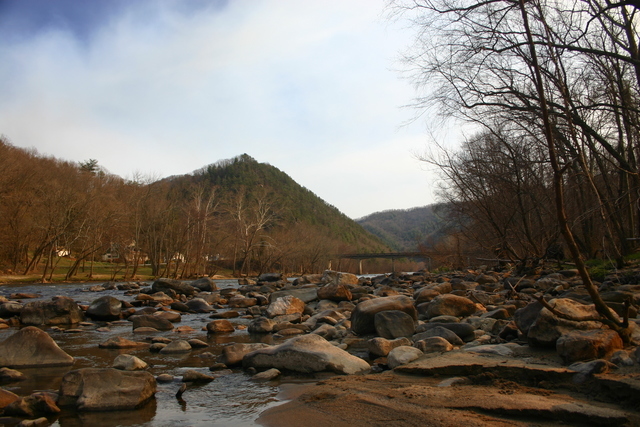 ../pictures/French_broad_river_views3.jpg