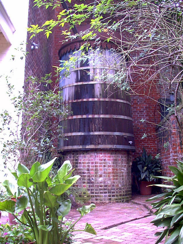 ../pictures/Galliard_house_cistern.jpg