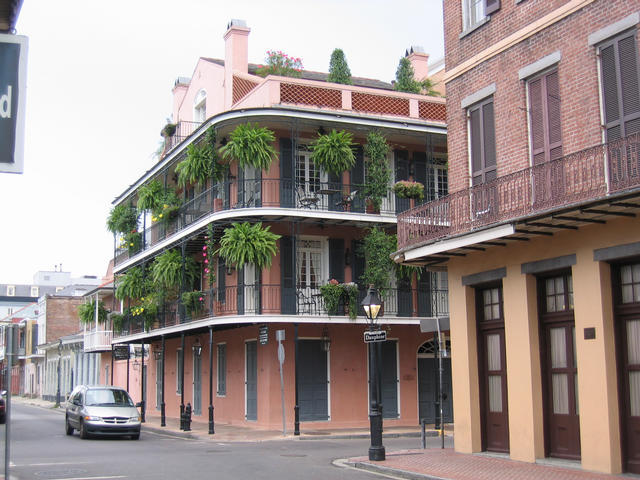 ../pictures/typical_house_in_French_Quarter2.jpg
