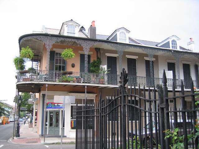 ../pictures/typical_house_in_French_Quarter3.jpg