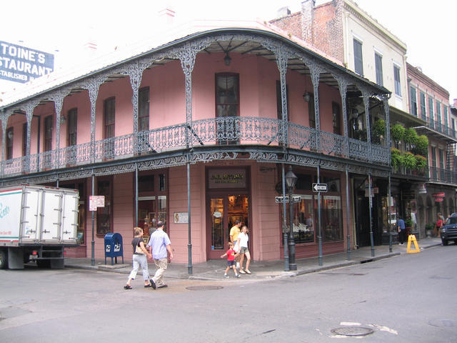 ../pictures/typical_house_in_French_Quarter6.jpg