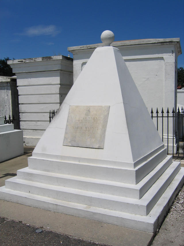 ../pictures/tomb_in_cimitery.jpg