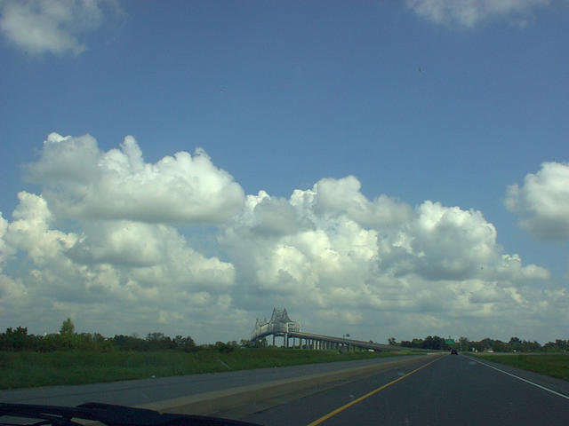 ../pictures/bridge_toward_Laura_plantation.jpg