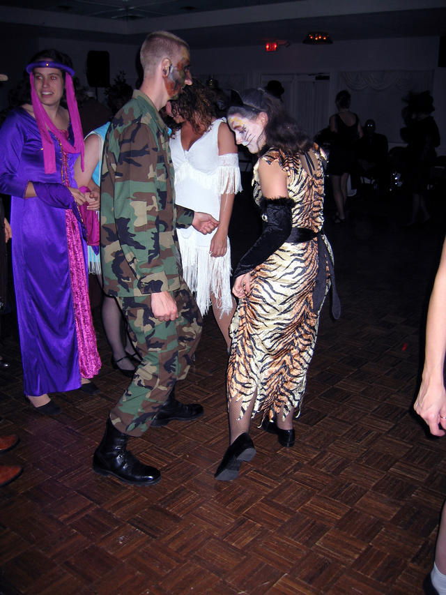 ../pictures/halloween_swing_dancing33.jpg