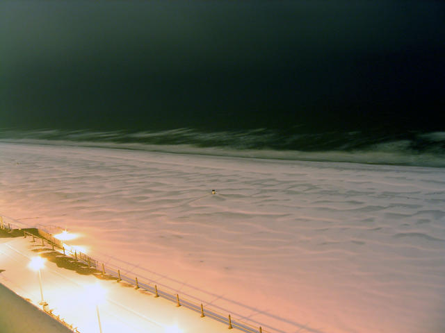 ../pictures/snow_on_the_beach3.jpg