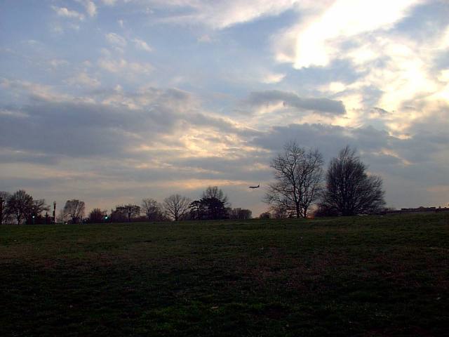 ../pictures/Plane_flying_low.jpg