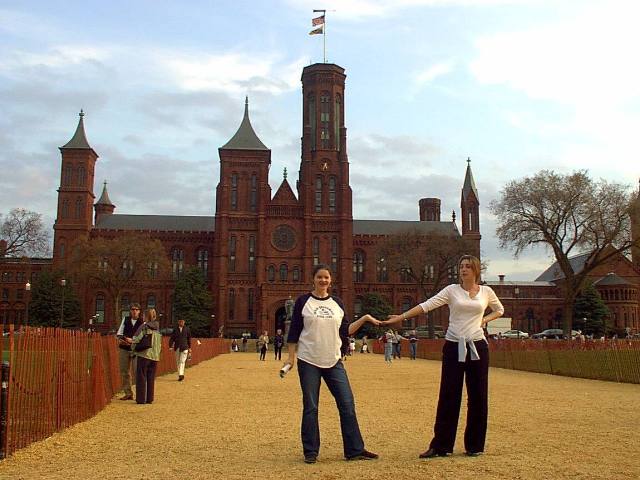 ../pictures/Smithsonian_adn_the_girlz.jpg