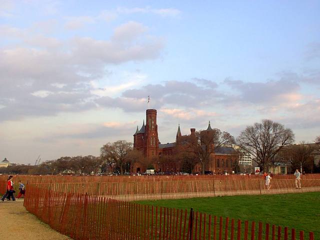 ../pictures/Smithsonian_visitor_center.jpg