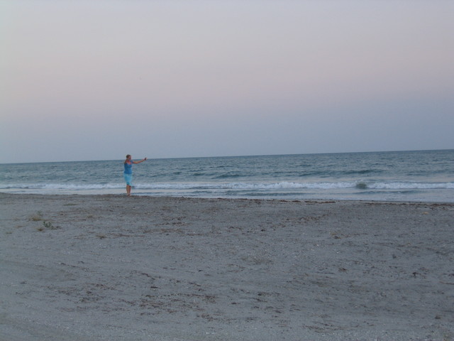 ../pictures/Kimberly_flying_a_kite.jpg