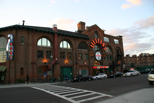../pictures/south_side_toward_Fenway_park11.jpg