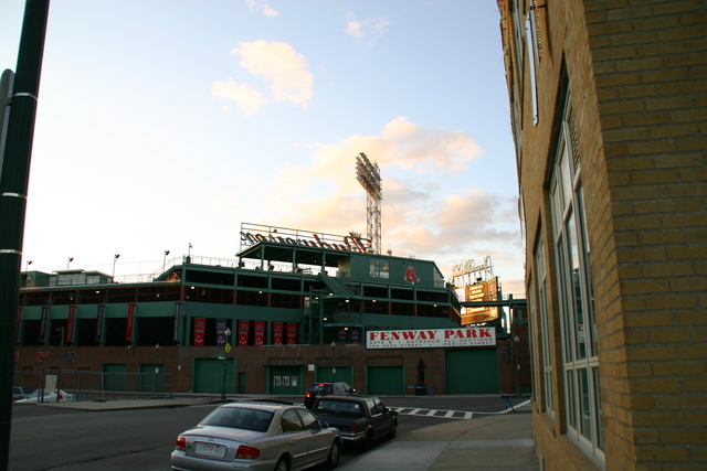 ../pictures/south_side_toward_Fenway_park8.jpg