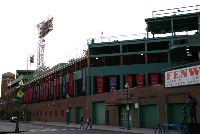 ../pictures/south_side_toward_Fenway_park9.jpg