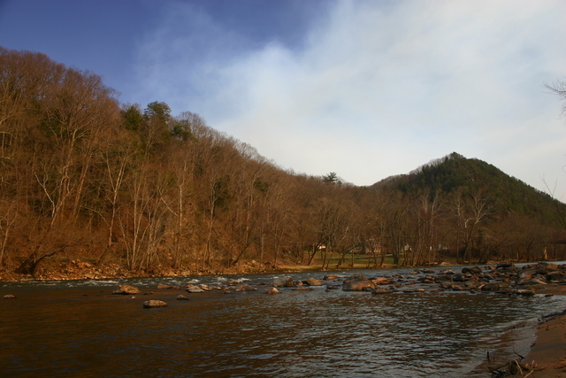 ../pictures/French_broad_river_views2.jpg