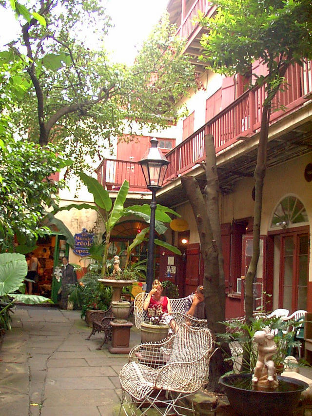 ../pictures/courtyard_of_the_Le_Monde_Creole_tour.jpg