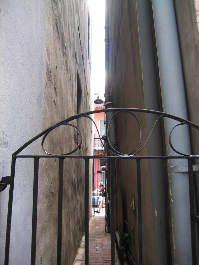 ../pictures/narrow_path_from_courtyard.jpg