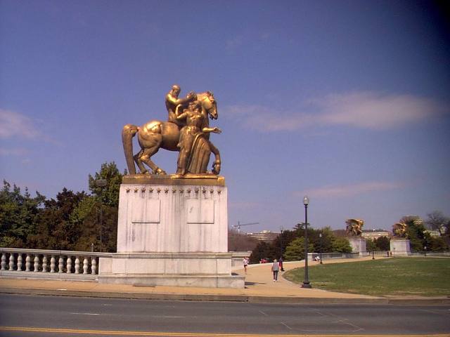 ../pictures/Arlington_bridge_statue.jpg
